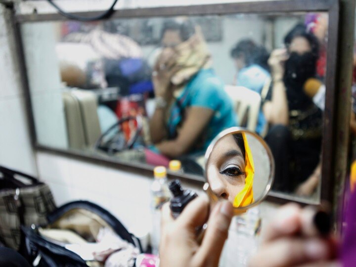 डान्स बार हे धार्मिक स्थळे आणि शाळा यापासून किमान एक किलोमीटर दूर ठेवण्याची अटही मागे घेण्यात आली आहे (फोटो सौजन्य : गेट्टी इमेज)