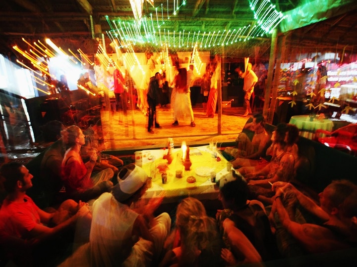 डान्स बारमध्ये दारु पिण्यावर राज्य सरकारने घातलेली बंदी उठवण्यात आली आहे (फोटो सौजन्य : गेट्टी इमेज)