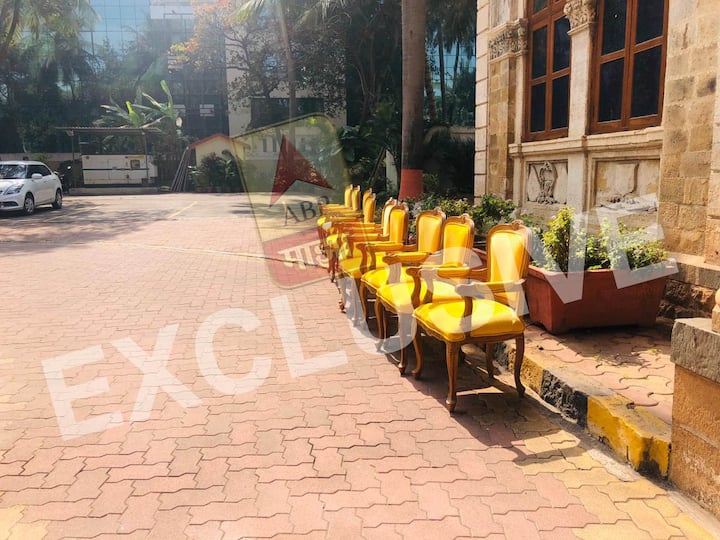 येत्या आठवड्यात महापौर विश्वनाथ महाडेश्वर नवीन घरात राहायला जाणार आहेत. भायखळ्यातील वीर जिजामाता उद्यान अर्थात राणीच्या बागेमधील बंगला हे महापौरांचं नवं वास्तव्याचं ठिकाण असेल. 