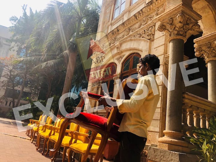 मुंबईचे महापौर विश्वनाथ महाडेश्वर यांच्या बंगल्यात आवराआवर सुरु झाली आहे. शिवसेनाप्रमुख बाळासाहेब ठाकरे यांच्या स्मारकाला जागा देण्यासाठी शिवाजी पार्कवरील महापौर बंगला रिकामा करण्याचं काम सुरु आहे.