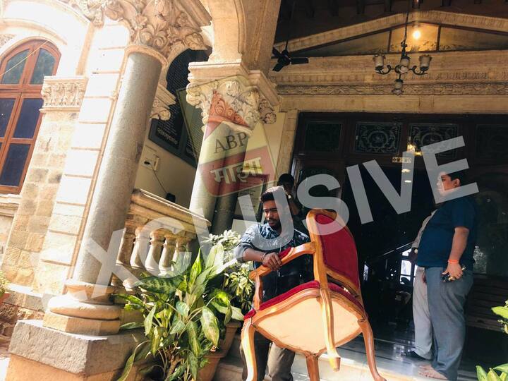 शिवाजी पार्कवरील बंगल्याचा परिसर हा 40 हजार चौरस फूट क्षेत्रफळ आहे. मालाडमधल्या खदानीतून आणलेल्या दगडापासून बंगला बांधण्यात आला आहे. परिसरात 38 नारळाची झाडं आणि प्रशस्त बाग असून गुलमोहर, पारिजात, वड आणि आंब्याची झाडं इथे आहेत. 