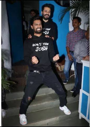 या दरम्यान विक्की कौशल मस्तीच्या मुडमध्ये होता. त्याने दिग्दर्शक आदित्य धर याच्यासोबत अशी पोज दिली