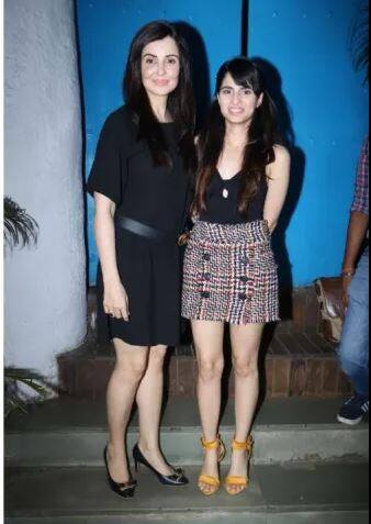 अभिनेत्री उज्ज्वला चोप्राने तिच्या मुलीसोबत पार्टीला हजेरी लावली. 