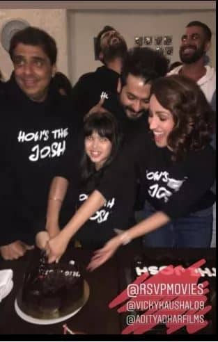 केक कापताना चित्रपटातील सर्व कलाकार.