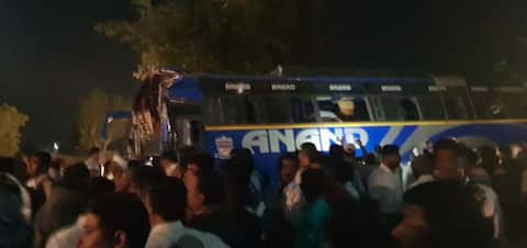 सहलीच्या बसचा अपघात, तिघांचा मृत्यू, 20 विद्यार्थी जखमी सहलीच्या बसचा अपघात, तिघांचा मृत्यू, 20 विद्यार्थी जखमी