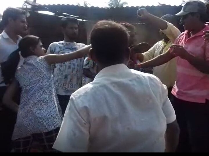 workers beaten by school girls after molestation in sindhudurg सिंधुदुर्गात छेड काढणाऱ्या परप्रांतियांना विद्यार्थिनींकडून चोप