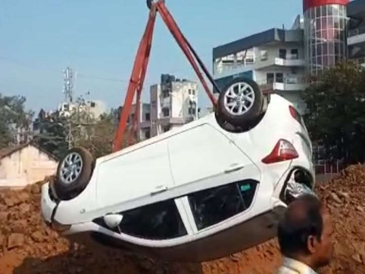 Kolhapur : Car falls in pothole while husband teaching driving to wife बायकोला ड्रायव्हिंग शिकवणं नवऱ्याला महागात, कार आठ फूट खड्ड्यात