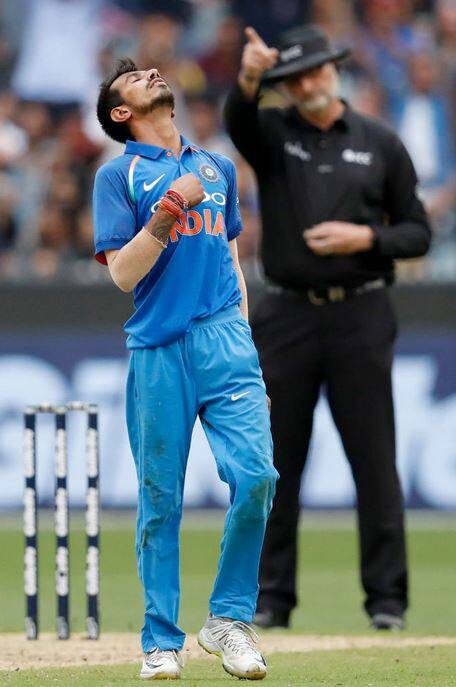 यजुवेंद्र चहलने ऑस्ट्रेलियातील उत्कृष्ट गोलंदाजीच्या बाबतीत भारताच्याच जलदगती गोलंदाज अजित आगरकरच्या विक्रमाची बरोबरी केली आहे. आगरकरने मेलबर्नमध्येच 2004 मध्ये 42 धावांच्या मोबदल्यात सहा विकेट्स घेतल्या होत्या.