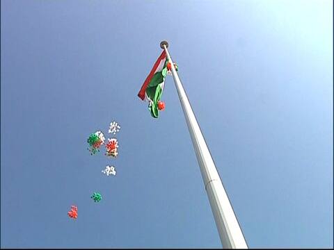 लातूरमध्ये दीडशे फूट उंच झेंड्यांचं शिक्षणमंत्र्यांच्या हस्ते अनावरण लातूरमध्ये दीडशे फूट उंच झेंड्यांचं शिक्षणमंत्र्यांच्या हस्ते अनावरण