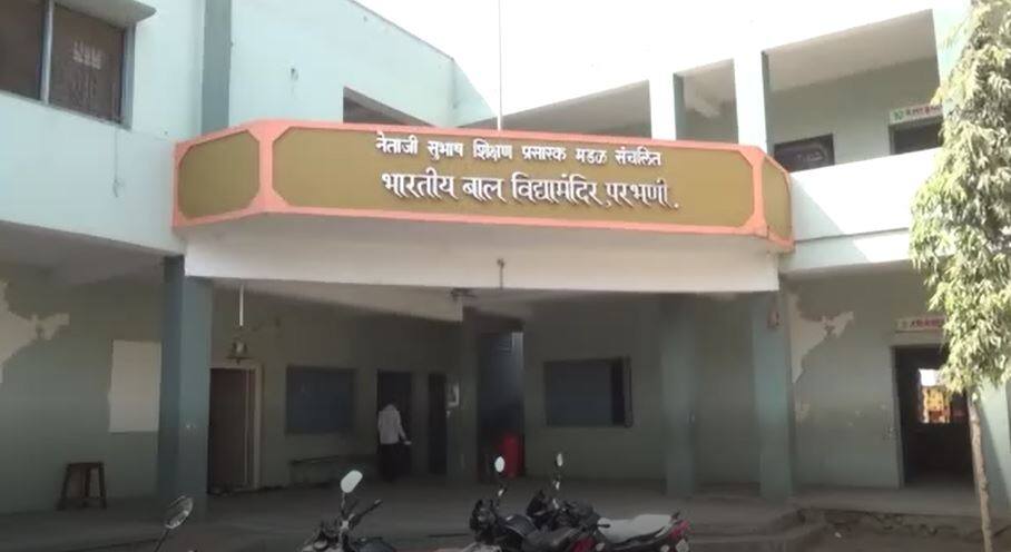 रोडरोमियोंचा बंदोबस्त करा अन्यथा शाळा बंद करु, मुख्याध्यापकांचा इशारा control roadromeos or shutdown school, principal warns रोडरोमियोंचा बंदोबस्त करा अन्यथा शाळा बंद करु, मुख्याध्यापकांचा इशारा