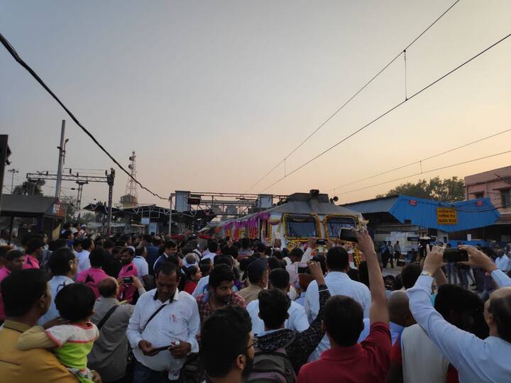 या ट्रेनचे नागरिकांनी जागोजागी थाटात स्वागत केले. 