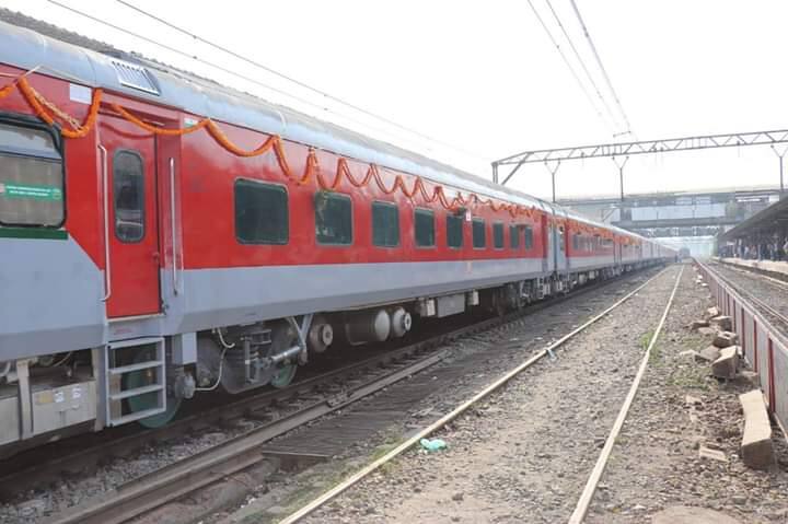 राजधानी एक्सप्रेसमध्ये वर्च्युअल 3डी ग्राफीक वायफायद्वारे आपल्या स्मार्ट फोनवर पाहता येणार असून, त्याचाही प्रारंभ यावेळी करण्यात आला.