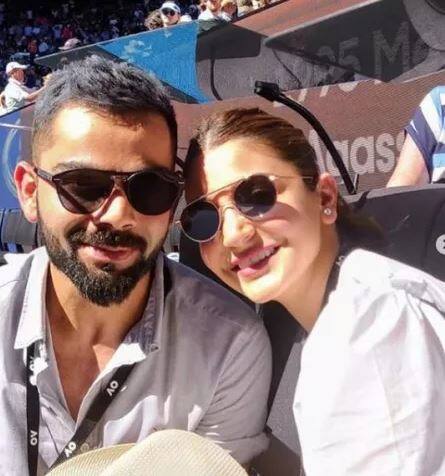 विराट आणि त्याची पत्नी अनुष्का शर्मा शनिवारी प्रेक्षकाच्या भूमिकेत ऑस्ट्रेलियन ओपनला उपस्थित राहिले होते. दोघांनी गतविजेता नोवाक जोकोविच आणि सेरेना विल्यम्स या दोघांच्या खेळाचा आनंद लुटला. 