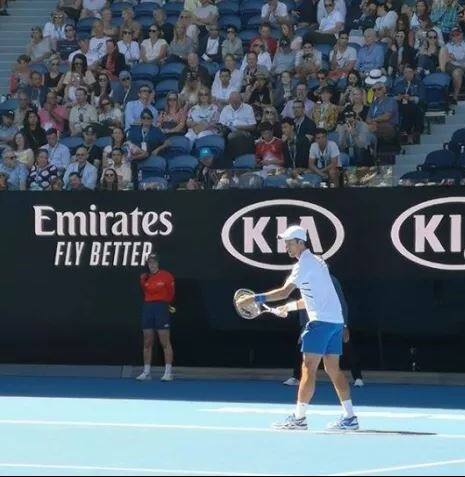 ऑस्ट्रेलियन ओपनच्या पदाधिकाऱ्यांनी विराट आणि अनुष्काची फेडररशी भेट घडवून आणवली. 