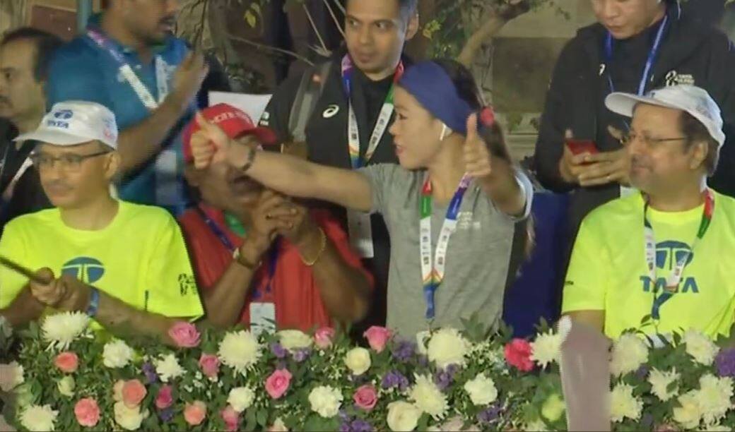 16th mumbai marathon flagged off by boxer mary kom मुंबई मॅरेथॉनला सुरुवात, मेरी कोमने केलं फ्लॅगऑफ
