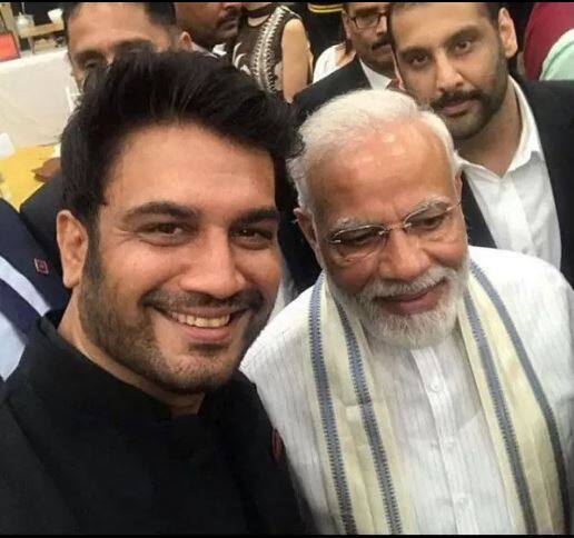 कलाकार आणि दिग्दर्शकांना पंतप्रधान मोदींसोबत फोटो घेण्याचा मोह अवरला नाही.