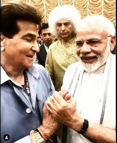 नरेंद्र मोदींसोबत अभिनेता जितेंद्र यांचा या कार्यक्रमातील एक फोटो एकता कपूरने शेअर केला आहे. 