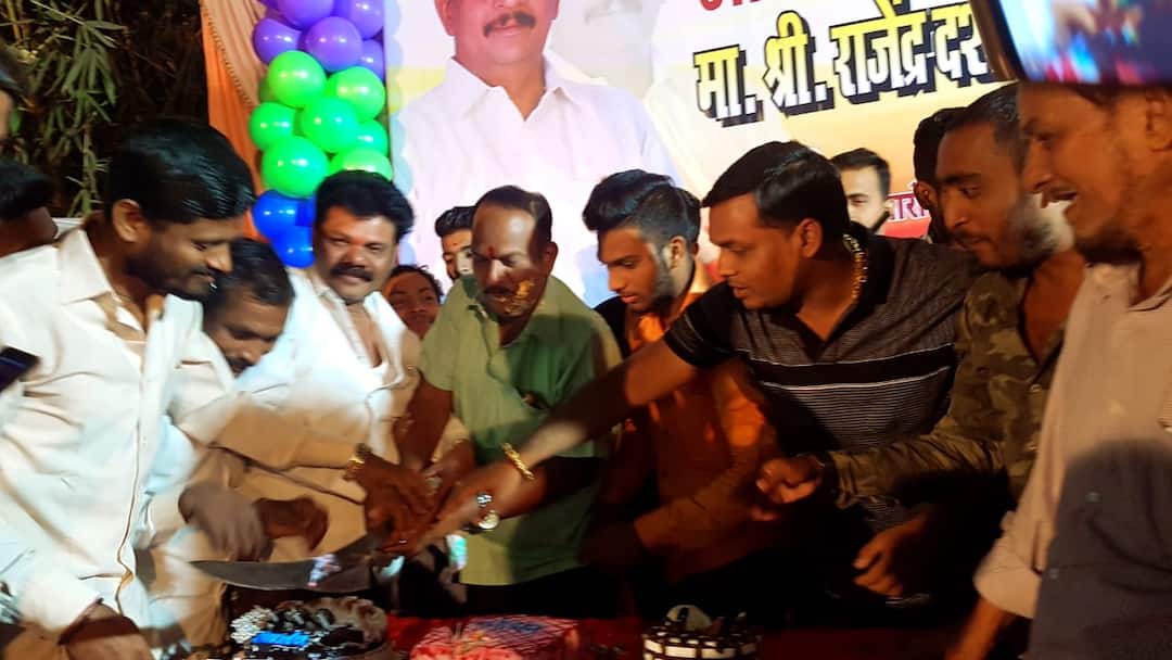Shiv Sena Leader chopped cake with sword शिवसेना पदाधिकाऱ्यानं तलवारीनं कापला केक