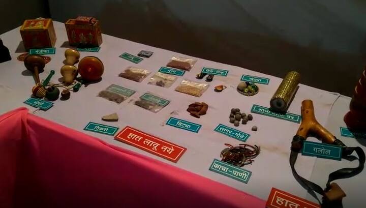 अगदी आगपेटीच्या आगगाडीपासून नारळाच्या करवंटीचा उपयोग घोड्यांच्या टापांचा आवाज काढण्यासाठी कसा केला जायचा, याचं प्रात्यक्षिक दाखवण्यात येतंय.