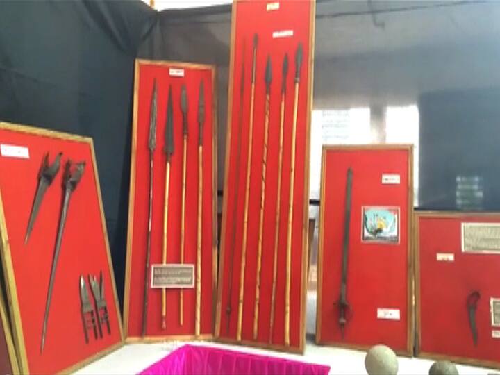 या प्रदर्शनात तब्बल एक हजार शिवकालीन शस्त्र आपल्याला पाहता येणार आहेत. ज्यात मराठा तलवारी, खंजीर, बिछवा, दांडपट्टा, गुप्ती, विविध प्रकारच्या ढाली, चिलखत, वाघनखं यांसारख्या शस्त्रांचा समावेश आहे.  