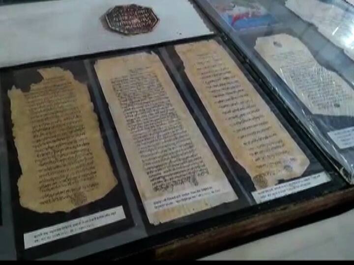 शिवकालीन पत्रं, नाणी, विविध गडकिल्ल्यांची छायाचित्र असा ऐतिहासिक ठेवा या प्रदर्शनात कल्याणकरांसाठी खुला करण्यात आला आहे. इतिहासप्रेमी आणि विद्यार्थी वर्गाने या प्रदर्शनाला गर्दी केली आहे. 