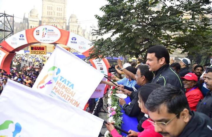 मुख्यमंत्री देवेंद्र फडणवीस यांच्या हस्ते मुंबई मॅरेथॉनच्या 'ड्रीम रन' ला 'फ्लॅग ऑफ' ने सुरुवात झाली.