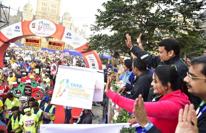 यावेळी मुख्यमंत्री महोदयांच्या पत्नी अमृता फडणवीस, क्रीडा व युवक कल्याण मंत्री विनोद तावडे, पर्यटन मंत्री जयकुमार रावल, आमदार आशिष शेलार, आमदार राज पुरोहित, मुंबईचे पोलीस आयुक्त सुबोध कुमार जयस्वाल, मध्य रेल्वेचे महाव्यवस्थापक डी. के. शर्मा आदी उपस्थित उपस्थित होते.मुंबई मॅरेथॉनचे आयोजन दरवर्षी जानेवारी महिन्याच्या तिसऱ्या रविवारी करण्यात येते. लंडन मॅरेथॉनच्या धर्तीवर मुंबई मॅरेथॉनचे आयोजन होते.