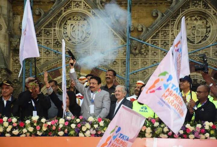 जगभरातील अव्वल धावपटूंसह बॉलिवूड कलाकार, दिग्गज खेळाडू, उद्योजक, ॲथलेटीक्स यांचा सहभाग असलेल्या मुंबई मॅरेथॉनची सुरुवात राज्यपाल चे. विद्यासागर राव यांनी गनशॉटद्वारे केली.