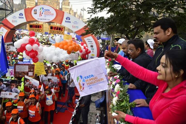 यावेळी मुख्यमंत्री महोदयांच्या पत्नी अमृता फडणवीस, क्रीडा व युवक कल्याण मंत्री विनोद तावडे, पर्यटन मंत्री जयकुमार रावल, आमदार आशिष शेलार, आमदार राज पुरोहित, मुंबईचे पोलीस आयुक्त सुबोध कुमार जयस्वाल, मध्य रेल्वेचे महाव्यवस्थापक डी. के. शर्मा आदी उपस्थित उपस्थित होते.