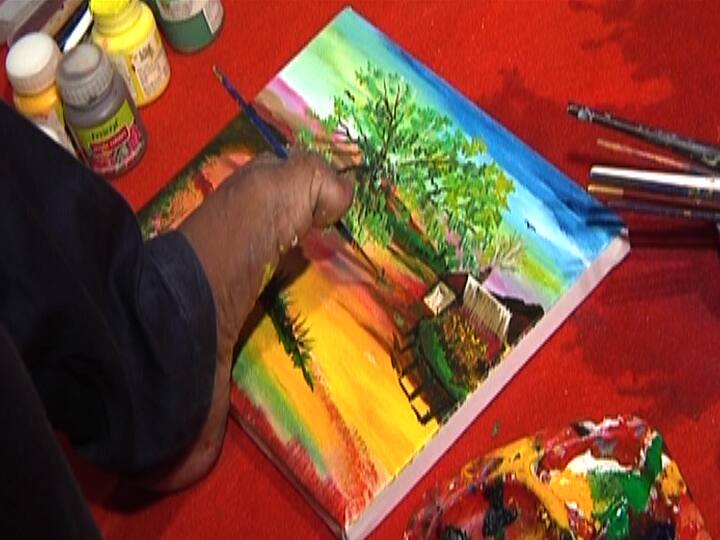 देशभरातल्या 20 चित्रकारांच्या कलाकृतींचा समावेश या प्रदर्शनात होता. शिवकृपा नगरातील भगवती निवास या चाळीत हे प्रदर्शन भरलं होतं. गेली अनेक वर्षे या चाळीत अशी अनोखी कलेची प्रदर्शने भरविली जातात.