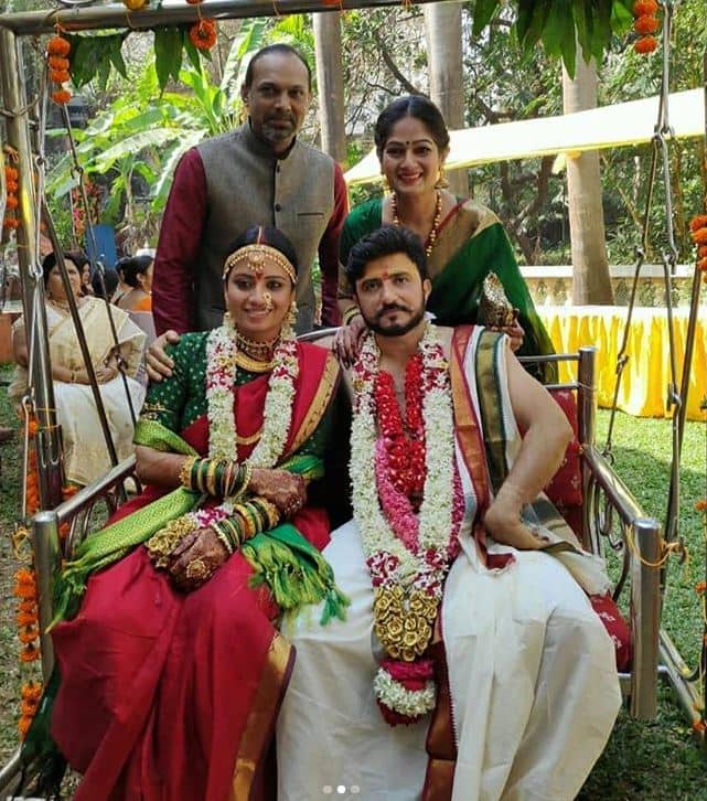 महाराष्ट्रीयन आणि उत्तर भारतीय अशा दोन्ही पारंपरिक पद्धतीने हे लग्न पार पडलं आहे. लग्नाला दोघांच्या कुटुंबातील मोजक्या लोकांना आमंत्रण देण्यात आलं होते. 