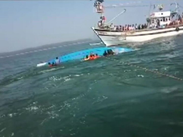8 dead, 16 rescued after boat capsizes near Karwar जत्रेहून परतताना कारवारमध्ये समुद्रात बोट बुडाली, 8 जणांचा मृत्यू