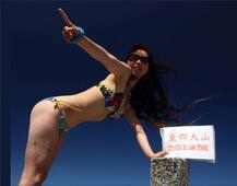 डोंगरावर बिकीनी घालून फोटो काढणाऱ्या युवतीचा दरीत कोसळून मृत्यू