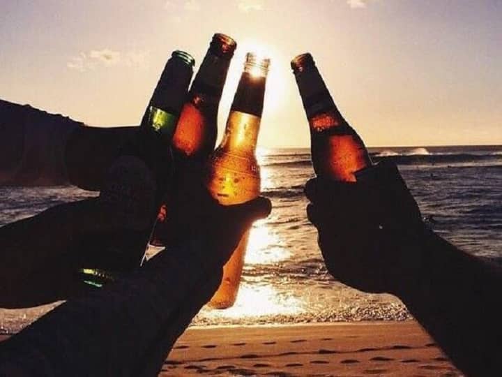 Goa : 9 tourists arrested in Calangute for drinking alcohol in public गोव्यात उघड्यावर दारु पिऊन धिंगाणा घालणारे 9 पर्यटक अटकेत