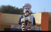 समाजसुधारक गोपाळ गणेश आगरकरांच्या पुतळ्याची विटंबना