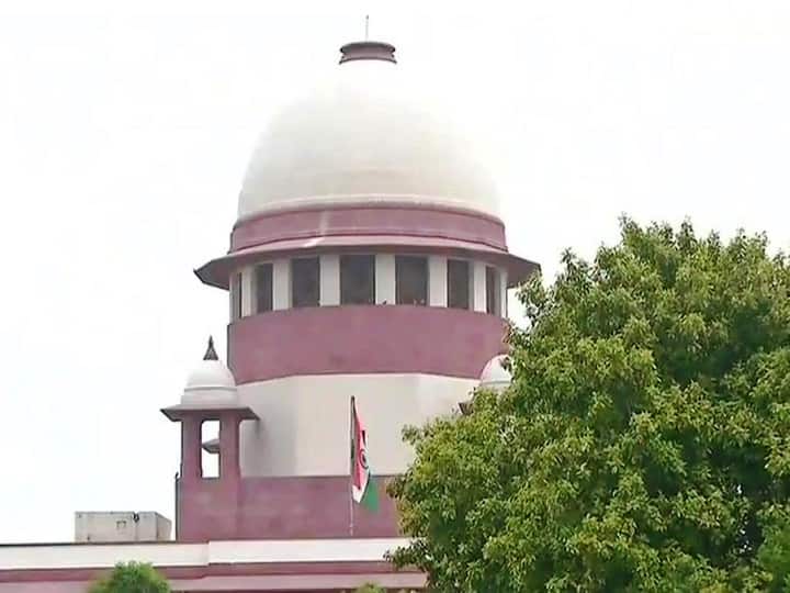 आर्थिक आरक्षण कायद्याला स्थगिती देण्यास सुप्रीम कोर्टाचा नकार SC agrees to examine Centre's decision to grant 10 pc quota to poor in general category आर्थिक आरक्षण कायद्याला स्थगिती देण्यास सुप्रीम कोर्टाचा नकार