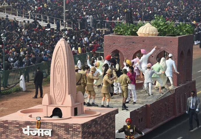 पंजाब राज्याने जालियनवाला बाग हत्याकांडाची भीषणता दाखवणारा चित्ररथ बनविला आहे. 