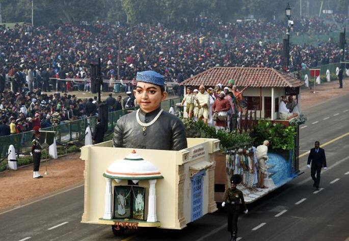 गुजरातचा 'बाल गांधी' दर्शविणारा चित्ररथ