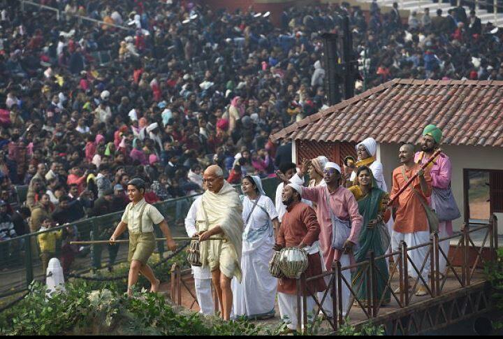 चित्ररथाच्या माध्यमातून गांधीजींच्या जीवनातील महत्वाच्या घटना दर्शविल्या आहेत. 