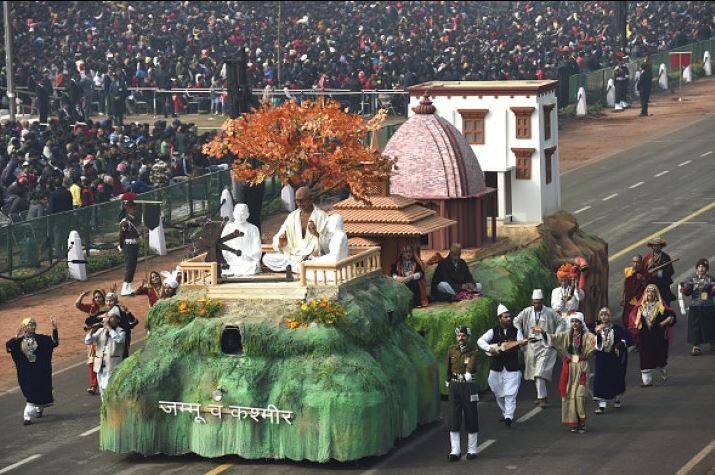 जम्मू काश्मीरची संस्कृती दर्शविणारा चित्ररथ 