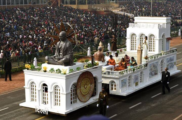 प्रार्थना करतेवेळी प्रसंगाचा दिल्लीचा चित्ररथ 