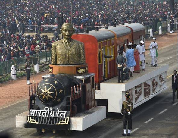  महात्मा गांधीजींना आफ्रिकेत रेल्वेतून बाहेर काढण्याच्या प्रसंगाचा भारतीय रेल्वेने बनविलेला चित्ररथ 