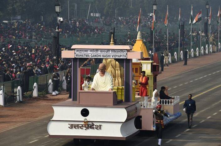 उत्तरप्रदेशचा महात्मा गांधी काशी विद्यापीठाची प्रतिकृती असलेला चित्ररथ 