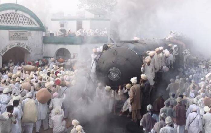 टीझरची सुरुवात भारत-पाकिस्तान फाळणीच्या दृश्यांपासून येते. पहिल्या सीनमध्ये लोक ट्रेनवर बसून आपला देश सोडत असल्याच्या दृश्यावरुन भारताच्या फाळणीचं चित्र स्पष्ट होतं. 