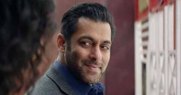 एका लूकमध्ये सलमान मध्यम वयाची व्यक्तिरेखा साकारताना दिसतो.