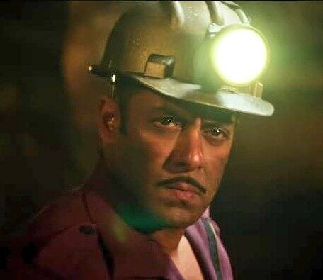 या लूकमध्ये खाण कामगारांप्रमाणे सलमानच्या डोक्यावर हेल्मेट पहायला मिळत आहे