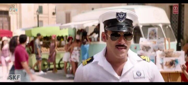 सलमान नौदलाच्या अधिकाऱ्याच्या रुपात पहायला मिळत आहे. 