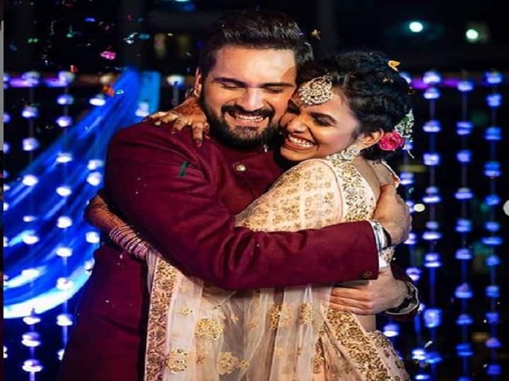 कुटुंबीय आणि मोजक्‍या मित्रमंडळीच्या उपस्थितीत मुंबईत सिद्धार्थ-मितालीचा साखरपुडा झाला. सिद्धार्थ आणि मिताली यांनी साखरपुड्याचे फोटो इन्स्टाग्रामवर शेअर केले आहेत. 