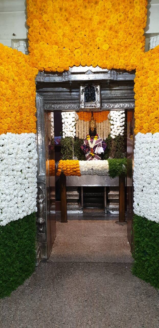  प्रजासत्ताक दिनानिमित्त आज मंदिर समितीने विठ्ठल मंदिराला तिरंगी फुलांची आकर्षक सजावट केली.