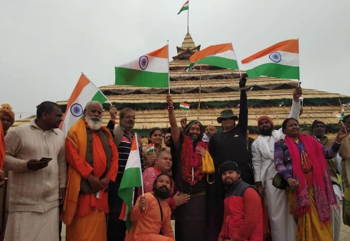 कुंभमेळ्यातही प्रजासत्ताक दिनाचा उत्साह पाहायला मिळाला. 